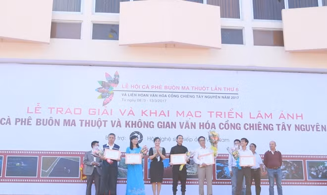 Ban tổ chức trao giải cho các tác giả đoạt giải