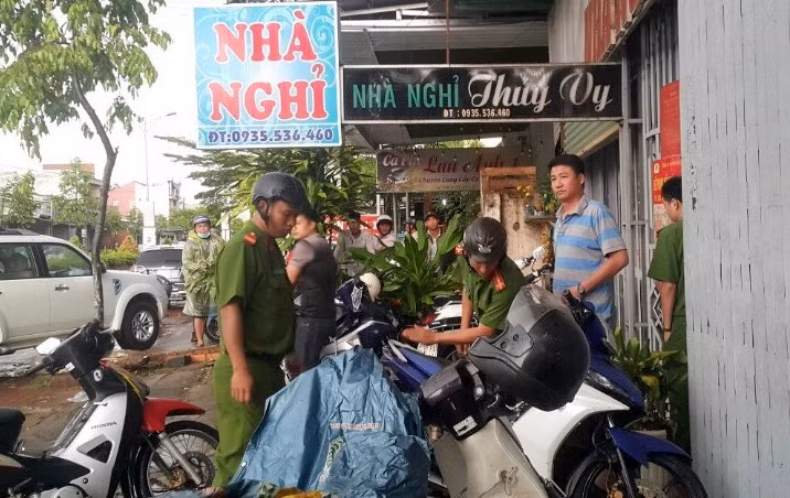 Bắt hai nghi can giết người cướp của trong nhà nghỉ