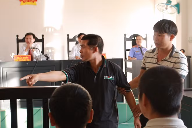 Anh Trần Văn Thanh, người bị đánh thương tật lên 90% phải được người nhà dìu đi khi nhận diện các bị cáo đánh mình tại tòa