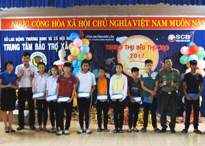 Đại diện lãnh đạo Ngân hàng trao học bổng cho các em