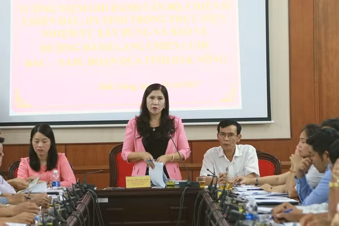 Bà Tôn Thị Ngọc Hạnh, Phó Chủ tịch UBND tỉnh chủ trì tại buổi họp báo