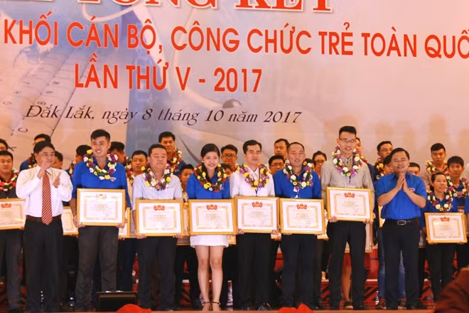 Các đại biểu trao Bằng khen cho các thí sinh, tập thể đoạt giải nhất tại buổi lễ