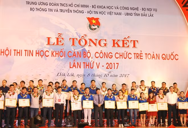 Các thí sinh đoạt giải được vinh danh tại buổi lễ