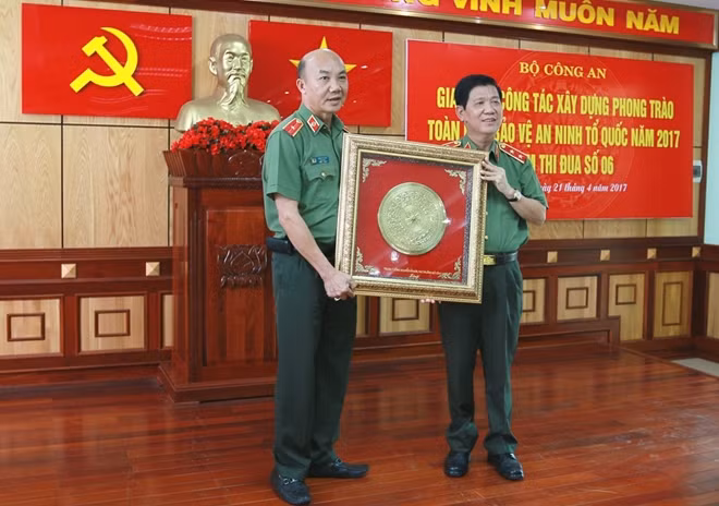 Thứ trưởng Nguyễn Văn Sơn tặng quà cho Công an Đắk Lắk