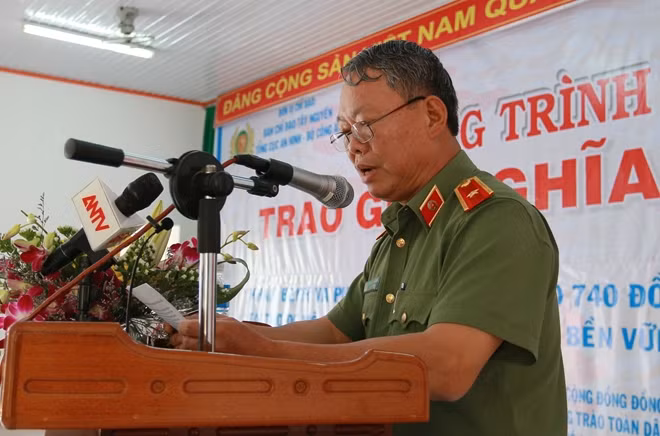 Thiếu tướng Nguyễn Xuân Hà, Cục trưởng Cục An ninh Tây Nguyên phát động phong trào toàn dân bảo vệ ANTQ tại buổi trao quà