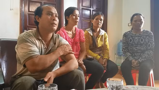 Cán bộ huyện Cư Kuin xuống động viên, tuyên truyền người dân yên tâm lao động, sản xuất sau khi xảy ra tin đồn bắt cóc