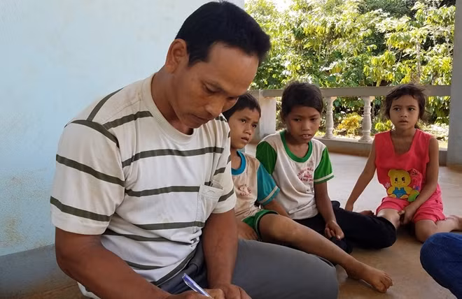 Cán bộ huyện Cư Kuin xuống động viên, tuyên truyền người dân yên tâm lao động, sản xuất sau khi xảy ra tin đồn bắt cóc