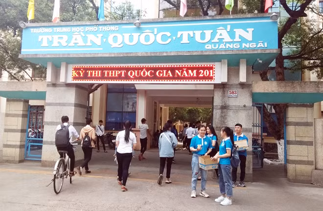 Các thí sinh bắt đầu kỳ thi THPT bằng môn Ngữ Văn.