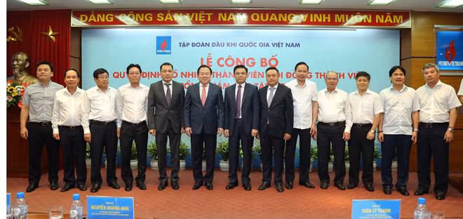 Các đồng chí lãnh đạo chụp ảnh lưu niệm.