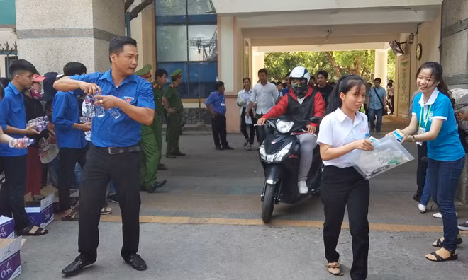 Các thí sinh kết thúc môn thi đầu tiên.