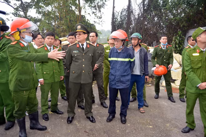 Đại tá Nguyễn Hữu Cầu, Giám đốc Công an tỉnh đã trực tiếp đến hiện trường chỉ đạo công tác dập lửa.