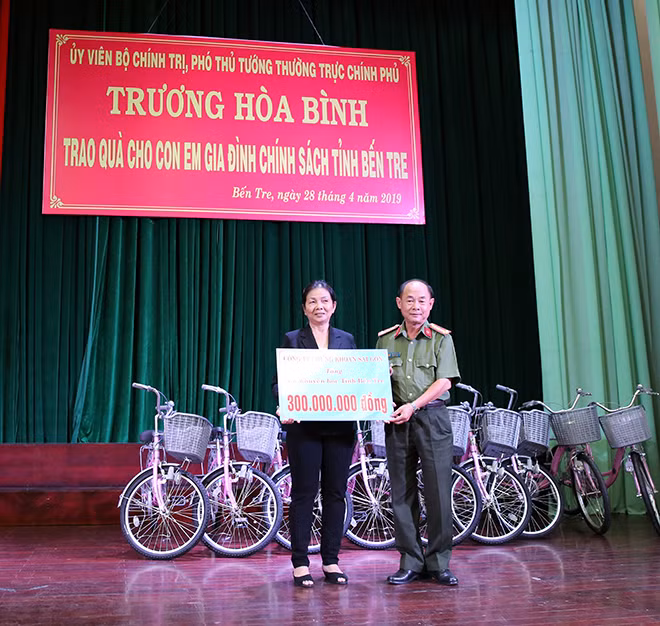 Đại tá Trần Kim Thẩm trao 300 triệu đồng cho Quỹ khuyến học tỉnh Bến Tre