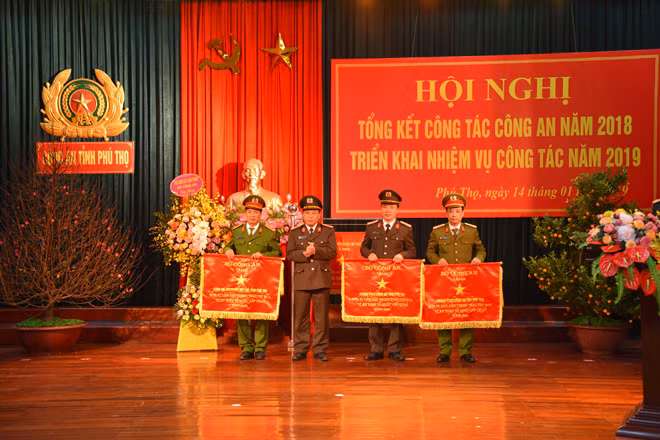 Đồng chí Bùi Minh Châu, UVBCH TW Đảng, Bí thư tỉnh ủy, Chủ tịch UBND tỉnh trao Cờ thi đua xuất sắc cho các đơn vị. Đồng chí Bùi Minh Châu, UVBCH TW Đảng, Bí thư tỉnh ủy, Chủ tịch UBND tỉnh trao Cờ thi đua xuất sắc cho các đơn vị.