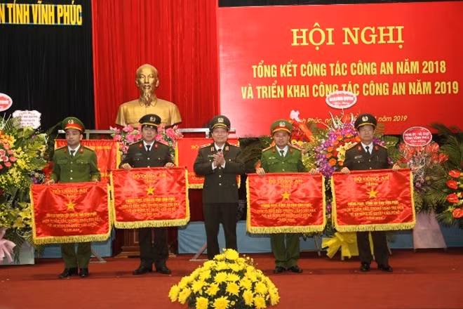 Thừa ủy quyền của đồng chí Bộ trưởng, Thiếu tướng Đào Gia Bảo, Cục trưởng Cục công tác Đảng và công tác Chính trị trao Cờ thi đua xuất sắc của Bộ cho các đơn vị cơ sở.