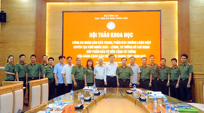 Các đại biểu tham dự hội nghị.