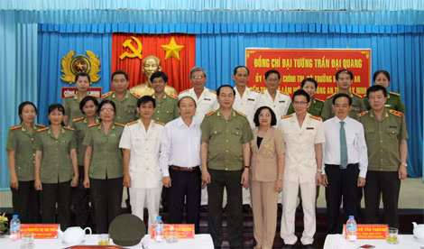 Đại tướng Trần Đại Quang, Ủy viên Bộ Chính trị, Bộ trưởng Bộ Công an cùng lãnh đạo tỉnh Tây Ninh và cán bộ chủ chốt Công an tỉnh. Đại tướng Trần Đại Quang, Ủy viên Bộ Chính trị, Bộ trưởng Bộ Công an cùng lãnh đạo tỉnh Tây Ninh và cán bộ chủ chốt Công an tỉnh.