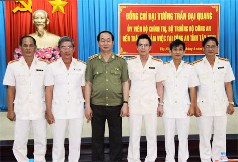 Đại tướng Trần Đại Quang, Ủy viên Bộ Chính trị, Bộ trưởng Bộ Công an và Ban Giám đốc Công an Tây Ninh. Đại tướng Trần Đại Quang, Ủy viên Bộ Chính trị, Bộ trưởng Bộ Công an và Ban Giám đốc Công an Tây Ninh.