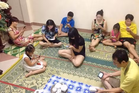 Gia đình đoàn tụ trong thời đại kỹ thuật số. Nguồn ảnh: Facebook.