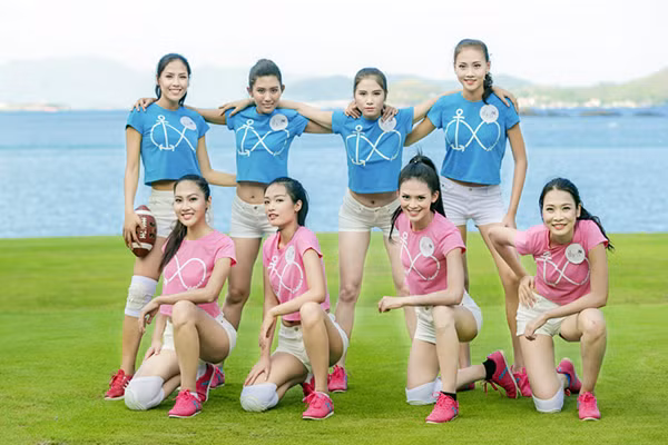 Những người đẹp hào hứng nhập cuộc môn bóng bầu dục.