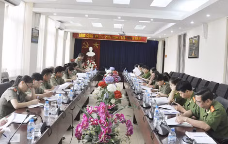 Các đại biểu tham luận tại Hội thảo. Các đại biểu tham luận tại Hội thảo.