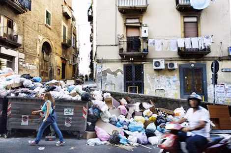 Rác thải ngập đường phố Naples.