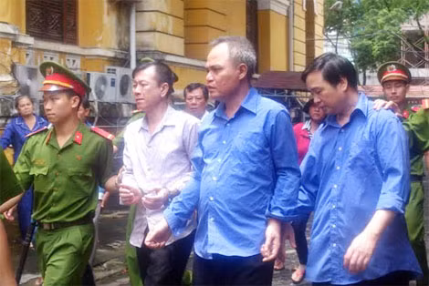 Ba bị cáo sau phiên xử.