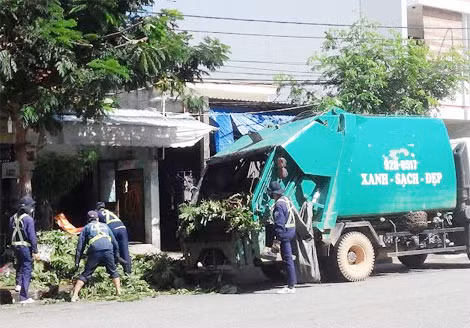 Công nhân vệ sinh thu dọn vệ sinh trên các tuyến đường TP Tam Kỳ.