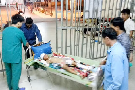 Cháu bé bị thương do vật lạ phát nổ đang được điều trị tại bệnh viện.