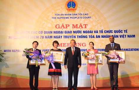 Đồng chí Trương Hòa Bình trao Kỷ niệm chương cho các đại diện các cơ quan ngoại giao tại Việt Nam.