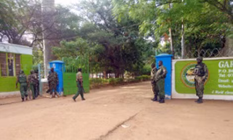 Lực lượng an ninh Kenya bao vây trường Đại học Garissa sau vụ tấn công.