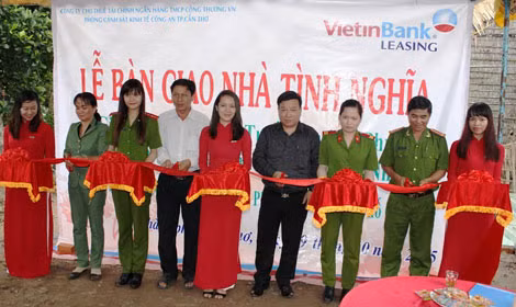 Công an TP Cần Thơ bàn giao 2 căn nhà tình nghĩa cho người dân ở Phong Điền.