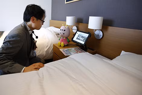 Mỗi phòng khách sạn có một robot nhỏ cung cấp thông tin về thời gian, thời tiết, ánh sáng.
