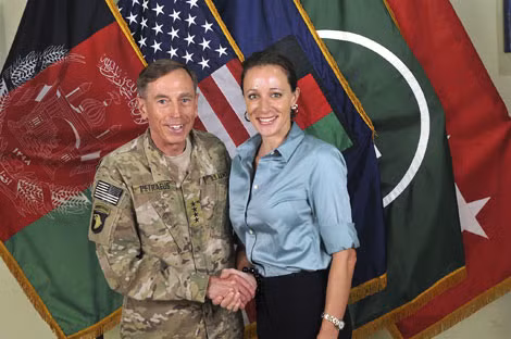 Tướng David Petraeus bắt tay Paula Broadwell năm 2011.