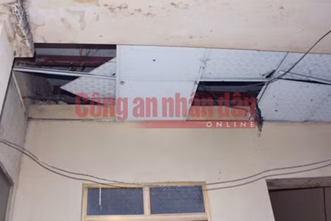 Trần nhà bị bong tróc, hư hỏng bởi vụ nổ.