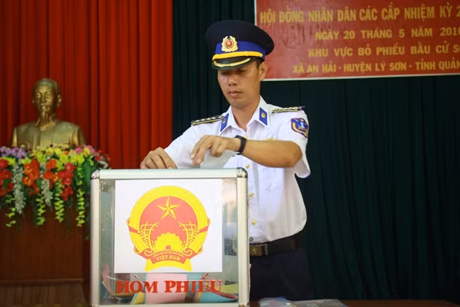 Chiến sỹ Trạm Cảnh sát biển bỏ phiếu bầu cử sớm tại huyện đảo Lý Sơn.