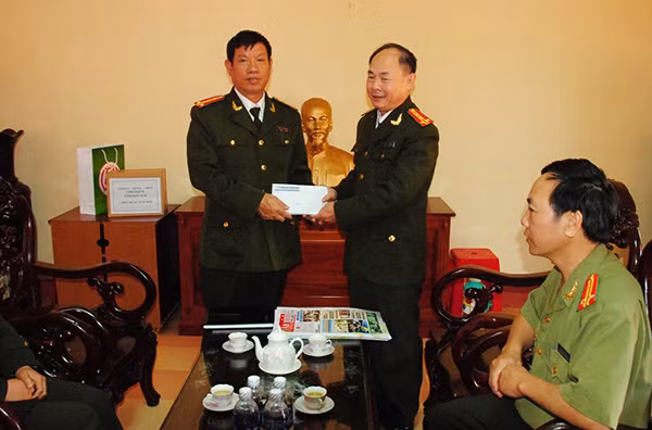 Những món quà đầy ý nghĩa đến với tay đồng bào nơi đây, giúp họ có thêm một cái Tết ấm cúng hơn. Đại tá Trần Kim Thẩm, Phó Tổng biên tập Báo CAND đến chúc Tết, trao quà cho thầy và trò Trường Văn Hóa 3 - Bộ Công an.