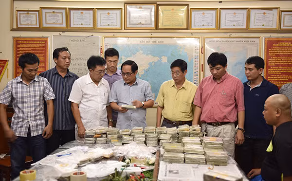 Lãnh đạo Tổng cục Cảnh sát kiểm tra tang vật vụ án. Ảnh: Minh Hiền.