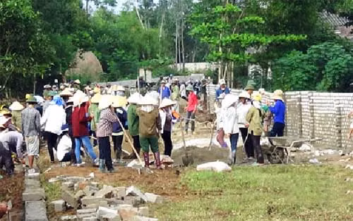 Giáo dân ở Nghi Kiều tự ý đập phá bờ rào, lấn chiếm đất Trường Mầm non để mở đường mới vào nhà thờ.