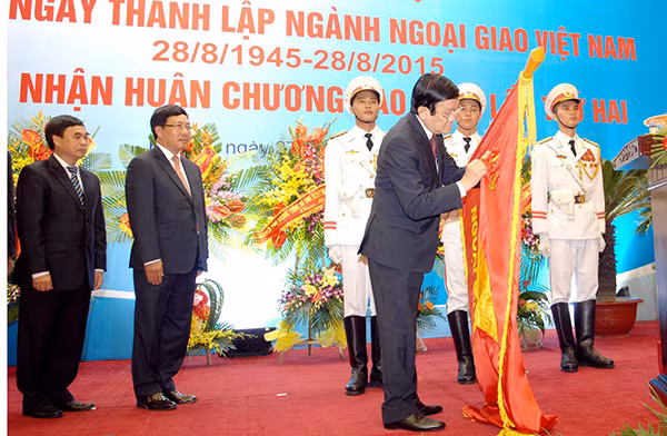 Cũng trong buổi lễ, ngành Ngoại giao đã được đón nhận Huân chương Sao vàng.