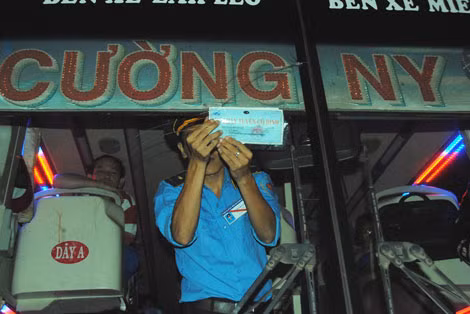 Tiến hành tịch thu phù hiệu khai thác tuyến của chiếc xe...