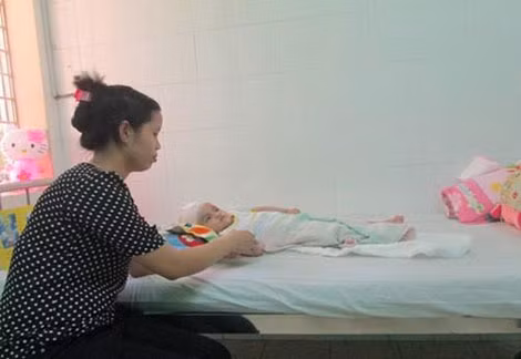 Bé Thư được người nhà chăm sóc tại bệnh viện.
