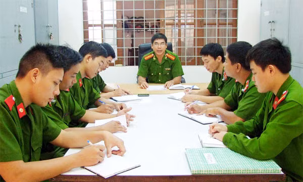 Cơ quan điều tra trao đổi công tác nghiệp vụ.