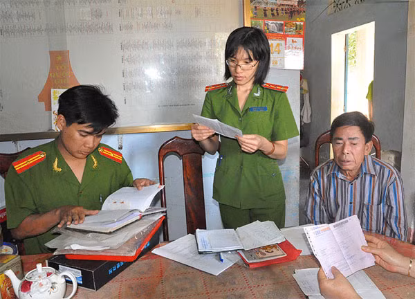 Đảm bảo quy trình, quy định trong bắt, khám xét (trong ảnh: Công an Gia Lai khám xét vụ án làm giả con dấu, tài liệu).