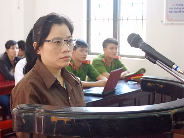 Bị cáo Huỳnh Nguyễn Quế Trâm trước vành móng ngựa.