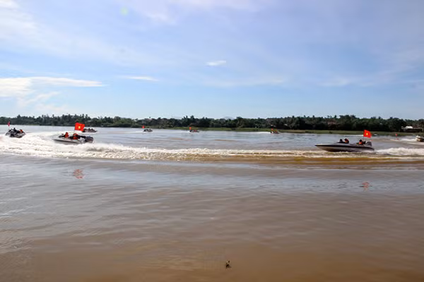 Ca nô chạy theo hình vòng tròn trên sông Hương.