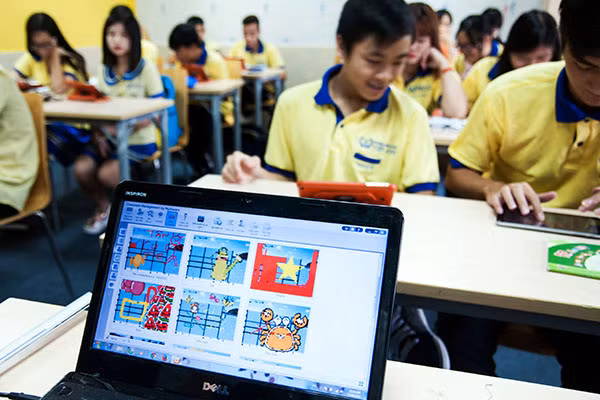 Thầy cô giáo có thể giám sát các hoạt động của học sinh thong qua thiết bị Classbook.