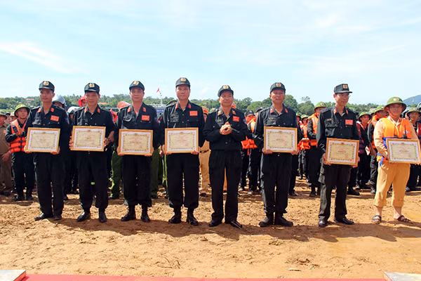 Kết thúc diễn tập, Trung tướng Đỗ Đức Kính, Bí thư Đảng ủy-Chính ủy Bộ Tư lệnh CSCĐ trao tặng bằng khen cho các tập thể xuất sắc trong công tác huấn luyện, tham gia diễn tập.