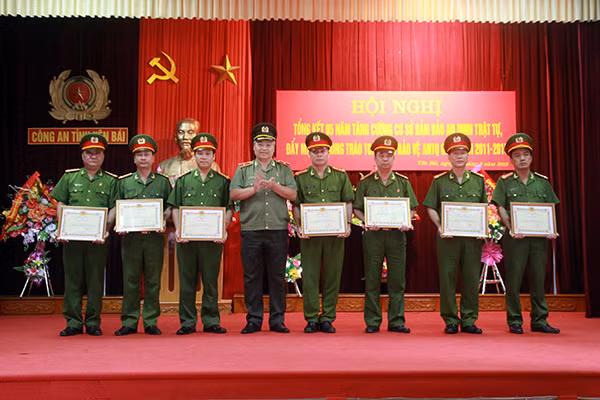 Thiếu tướng Đặng Trần Chiêu, Giám đốc Công an tỉnh Yên Bái tặng giấy khen cho các tập thể có thành tích xuất sắc trong đợt tăng cường cơ sở.