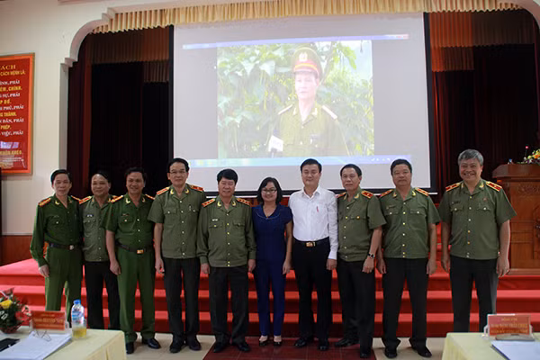 Thượng tướng Bùi Văn Nam, Ủy viên Trung ương Đảng, Thứ trưởng Bộ Công an chụp ảnh với các đại biểu dự hội nghị.