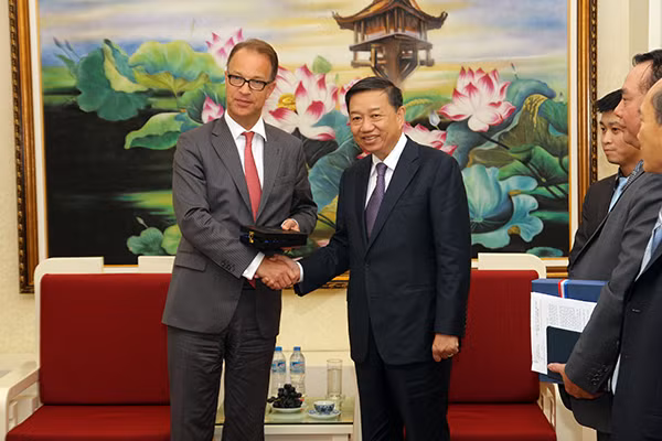Thứ trưởng Tô Lâm cùng Cục trưởng Cục Châu Á và Châu Đại Dương, Bộ Ngoại giao Hà Lan Peter Potman tại buổi tiếp. Ảnh Việt Hưng.
